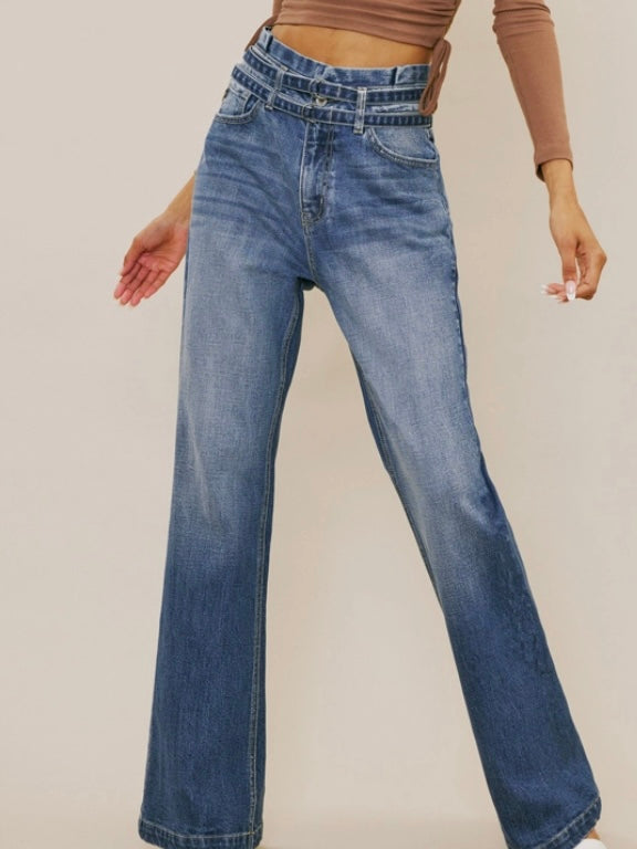Paperbag waisted jeans, lightly faded denim, complete with whisker details for an effortlessly lived-in appearance. It sits high above the waistline and flares out. Made with comfort-stretch denim. Features a five-pocket design and a button fly closure.