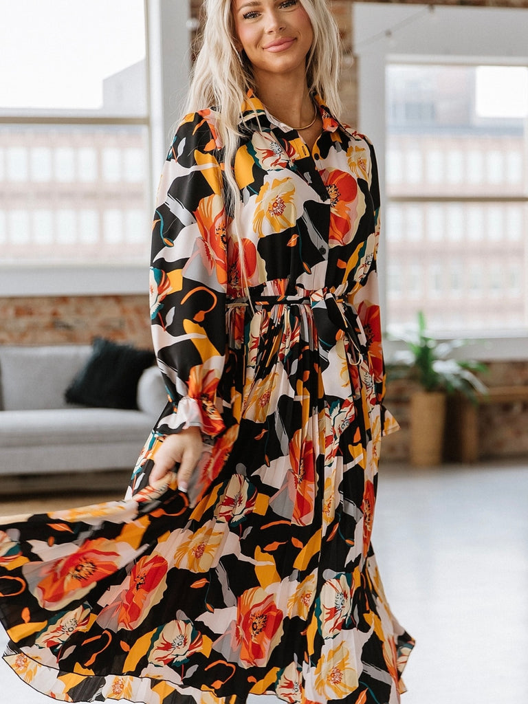 Winnie floral dress, long sleeves and adjustable tie waist. 100% polyester.