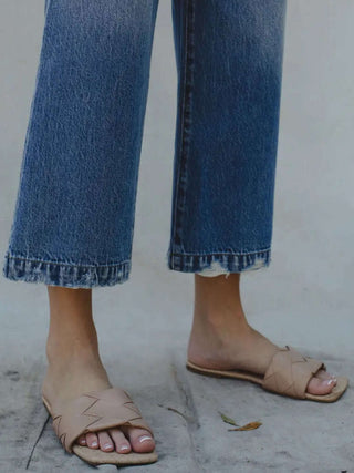 High Rise wide-leg paper bag waist belted jeans have a relaxed thigh and widens down leg for roomy fit. Also has 5 pocket single-button zip -fly closure.