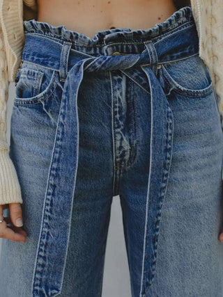 High Rise wide-leg paper bag waist belted jeans have a relaxed thigh and widens down leg for roomy fit. Also has 5 pocket single-button zip -fly closure.